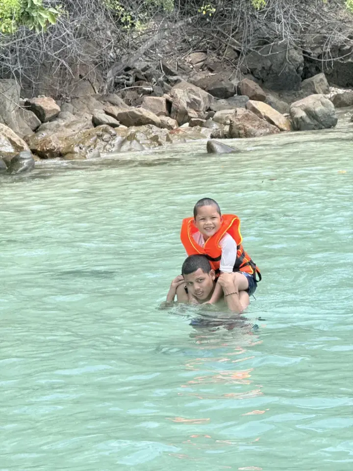 Seaside play and unforgettable moments together